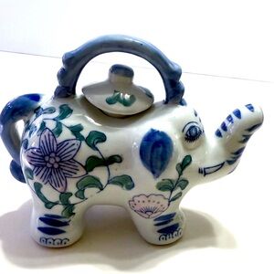 VTG Chinoiserie Elephant tea pot with lid